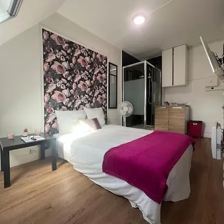 Small Updated Studio In Very Luxe Area *