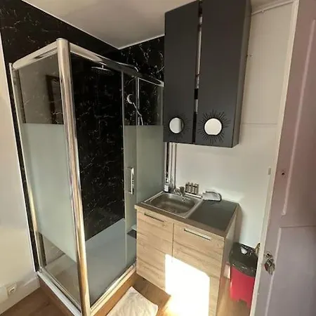 Small Updated Studio In Very Luxe Area *
